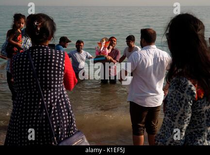 Worthing, Großbritannien. 27. August 2017. Ganesh-Festival in Großbritannien - Mitglieder der lokalen Hindu-Gemeinde tragen ein Modell von Lord Ganesh entlang der Strandpromenade zum Ärmelkanal. Auch bekannt als Ganesh Chaturti, feiert das wichtige Fest den Elefantenköpfigen Sohn von Herrn shiva und Göttin Parvati, ein Symbol für Weisheit, Wohlstand und Glück. Das Modell ist aus Gips von paris gefertigt und löst sich im Meerwasser auf. Quelle: Foto: Jonathan Eastland/Ajax/Alamy Live News Stockfoto