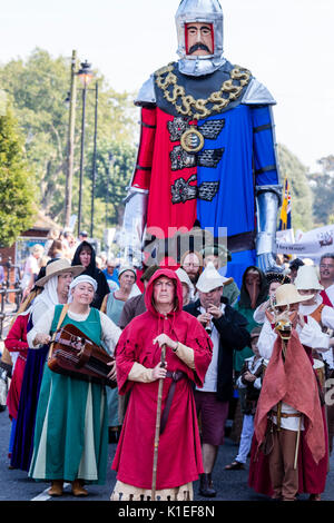England, Sandwich. Festival um die Schlacht von Sandwich, die am 24. August 1217 nahm feiern. Die Prozession, eine Parade Winde durch die mittelalterlichen Gassen, die mit einem großen Bildnis eines Ritters. Stockfoto