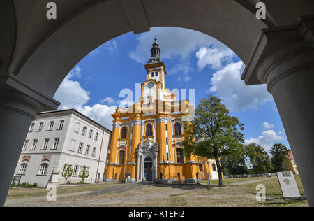 Neuzelle, Deutschland. 27 Aug, 2017. Die Katholische Kirche des Klosters Neuzelle können in Neuzelle, Deutschland, 27. August 2017 zu sehen. 200 Jahre nach der Säkularisation wurde das Kloster Neuzelle wird wieder das Haus für eine spirituelle Gemeinschaft der Zisterzienser. Vier Zisterzienser Mönche des Stift Heiligenkreuz (lit. Heilig Kreuz) in Neuzelle. Foto: Patrick Pleul/dpa/Alamy leben Nachrichten Stockfoto