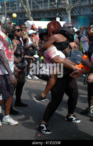 London, Großbritannien. 27 Aug, 2017. Notting Hill 2017 Tag der Kinder. Credit: JOHNNY ARMSTEAD/Alamy leben Nachrichten Stockfoto