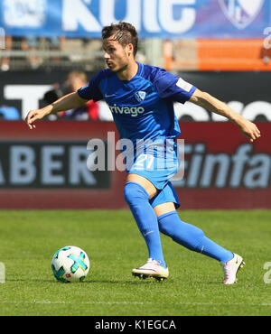 Bochum, Deutschland. 27 Aug, 2017. Fußball 2. Liga, Spieltag 4, der VfL Bochum 1848 vs Dynamo Dresden: Stefano Celozzi (Bochum) steuert die Kugel. Credit: Jürgen Schwarz/Alamy leben Nachrichten Stockfoto