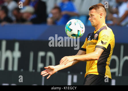 Bochum, Deutschland. 27 Aug, 2017. Fußball 2. Liga, Spieltag 4, der VfL Bochum 1848 vs Dynamo Dresden: Philip Heise (Dresden) steuert die Kugel. Credit: Jürgen Schwarz/Alamy leben Nachrichten Stockfoto