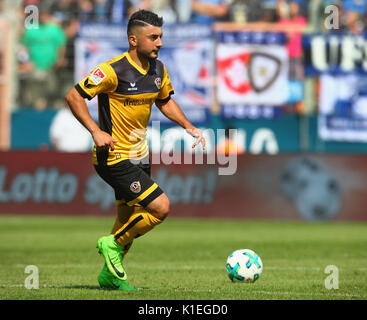 Bochum, Deutschland. 27 Aug, 2017. Fußball 2. Liga, Spieltag 4, der VfL Bochum 1848 vs Dynamo Dresden: Aias Aosmann (Dresden) steuert die Kugel. Credit: Jürgen Schwarz/Alamy leben Nachrichten Stockfoto