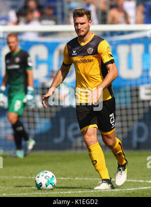 Bochum, Deutschland. 27 Aug, 2017. Fußball 2. Liga, Spieltag 4, der VfL Bochum 1848 vs Dynamo Dresden: Florian Ballas (Dresden) steuert die Kugel. Credit: Jürgen Schwarz/Alamy leben Nachrichten Stockfoto