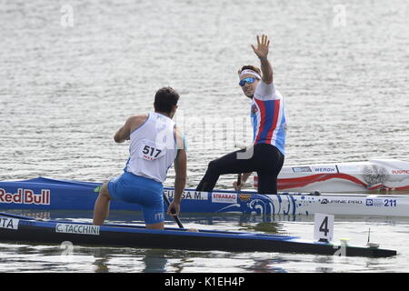 Racice, Tschechische Republik. 27 Aug, 2017. Martin Fuksa (rechts) von der Tschechischen gewann ICF Canoe Sprint Welt 2017 Meisterschaften C1 Männer 500m Finale in Racice, Tschechien, am 27. August 2017. Den zweiten Platz nahm Carlo Tacchini (links) von Italien. Credit: Katerina Sulova/CTK Photo/Alamy leben Nachrichten Stockfoto