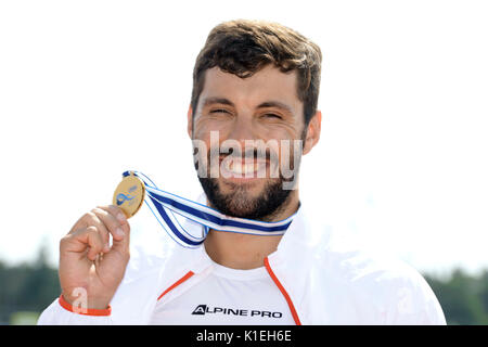 Racice, Tschechische Republik. 27 Aug, 2017. Josef Dostal der Tschechischen gewann ICF Canoe Sprint Welt 2017 Meisterschaften K1 Männer 500m Finale in Racice, Tschechien, am 27. August 2017. Credit: Katerina Sulova/CTK Photo/Alamy leben Nachrichten Stockfoto