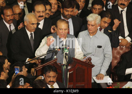 Der pakistanische Premierminister Mian Mohammad Nawaz Sharif Adressierung während der All Pakistan Rechtsanwälte Übereinkommen bei Awan - e-Iqbal in Lahore. (Foto von Rana Sajid Hussain/Pacific Press) Stockfoto