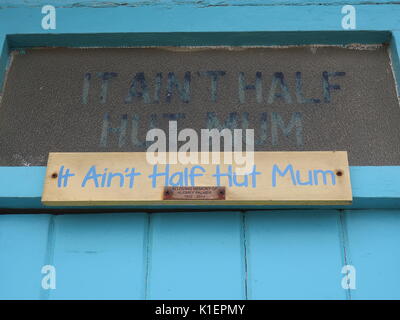 Beach Hut genannt, Es ist nicht die Hälfte Hütte Mama, Sandown, Isle of Wight Stockfoto