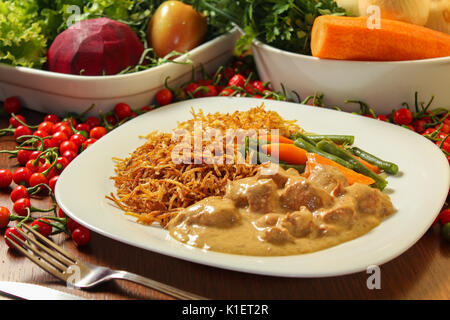 Estrogonofe de Frango com batata Palha Stockfoto