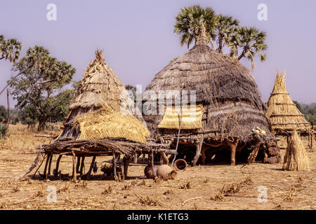 Niger, Delaquara Village, West Afrika. Familie Getreidespeicher. Stockfoto