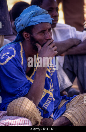 Niger, Doutouel Village, West Afrika. Junger Mann in die Alphabetisierung von Erwachsenen Klasse. Stockfoto