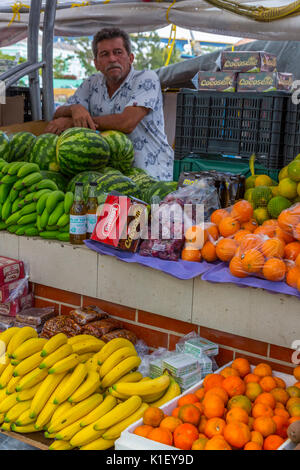 Willemstad, Curacao, Kleinen Antillen. Obst Anbieter an seinem Messestand in der schwimmenden Markt. Stockfoto