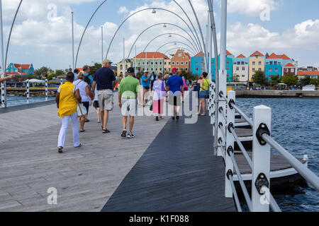 Willemstad, Curacao, Kleinen Antillen. Königin Emma Pontoon Bridge in Richtung Otrobanda. Stockfoto