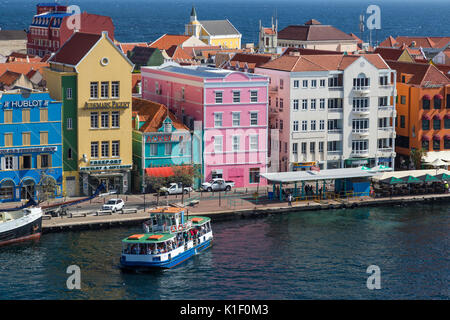 Willemstad, Curacao, Kleinen Antillen. Fußgänger-Fähre, Punda Seite, Richtung Otrobanda. Stockfoto