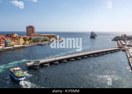Willemstad, Curacao, Kleinen Antillen. Königin Emma Pontoon Bridge schließen nach dem Transit von einem Frachtschiff verlassen Sint Anna Bay. Stockfoto