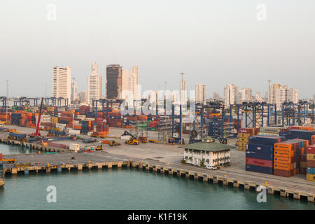 Cartagena, Kolumbien. Container im Hafen warten auf den Weitertransport. Stockfoto