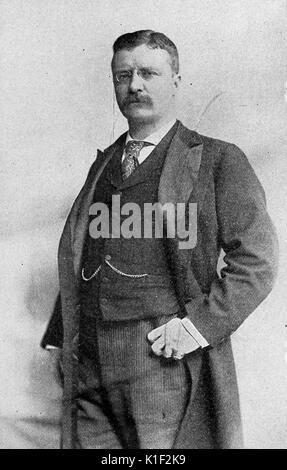 Ein drei viertel länge Portrait von Theodore Roosevelt, in Anzug und Mantel, 1901. Stockfoto