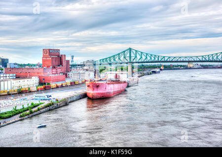 Montreal, Kanada - 27. Mai 2017: Luftbild vom alten Hafen mit Molson Factory und Schiff in der Innenstadt von Stadt in der Region Quebec bei Sonnenuntergang Stockfoto