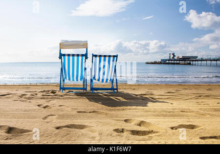 Liegestühle auf die Sandown Strand auf der Isle of Wight Stockfoto