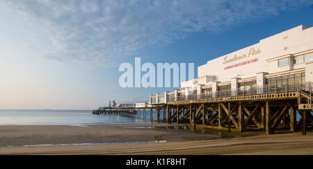 BOURNMOUTH, UK - 22. AUGUST 2017: Sandown Pier in der Morgendämmerung auf der Isle of Wight Stockfoto