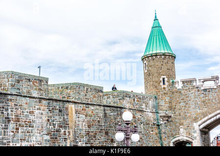 Quebec City, Kanada - 29. Mai 2017: Saint John's Gate Festung Eingang zur Altstadt Straße mit Menschen sitzen auf der Oberseite Stockfoto