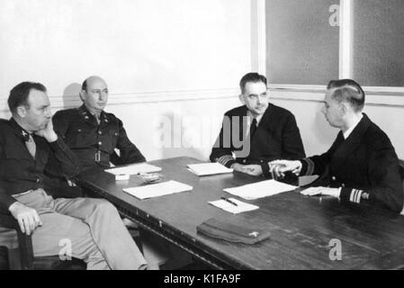 Dieses historische 1945 Bild dargestellt ein Treffen zwischen Dr. Joseph Mountin (Zweiter von rechts), Dr. Seward E Miller (ganz rechts), Dr. Hollis (ganz links), und Dr. Boyd (Zweite von links), Zentren für die Seuchenbekämpfung Gründer Dr. Joseph W Mountin (1891-1952) wurde die Organisation 1946 als Nachkomme der nach dem Zweiten Weltkrieg agentur Malaria Control in Kriegsgebieten, MCWA Dr Mountin?s Anmeldeinformationen enthalten eine Stelle als Assistant Surgeon General und Chef des Büros der staatlichen Dienstleistungen des Gesundheitswesens für 35 Jahre, Dr Mountin als Öffentliche Gesundheit Service Officer serviert und war oft finden Stockfoto