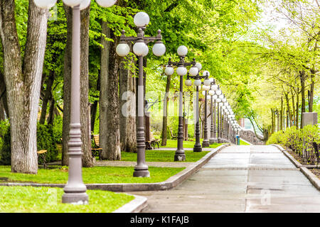 Grande Allee Bürgersteig, bei der die Zeile der Laterne Licht Lampen bei Tag mit niemand in Quebec City, Kanada Stockfoto