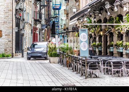 Quebec Stadt, Kanada - 30. Mai 2017: Blaue Tesla Model X Straßenfahrt Kopfsteinpflaster in der unteren Altstadt Straße Rue Sault-au-Matelot von Restaurants genannt Stockfoto