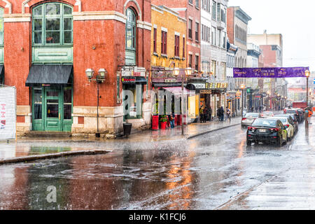 Quebec Stadt, Kanada - 31. Mai 2017: Altstadt Straße Saint-Jean bei starkem Regen mit Tropfen und nasser Fahrbahn von Restaurants Stockfoto