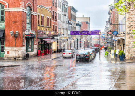 Quebec Stadt, Kanada - 31. Mai 2017: Altstadt Straße Saint-Jean bei starkem Regen mit Tropfen und nasser Fahrbahn von Restaurants Stockfoto