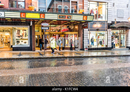 Quebec City, Kanada - 31. Mai 2017: Altstadt Straße Saint-Jean bei starkem Regen mit Tropfen und Zeichen Stockfoto
