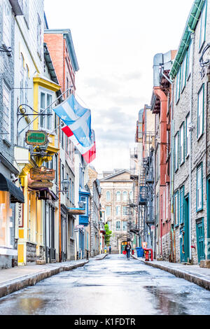 Quebec City, Kanada - 31. Mai 2017: Europäische Straße in der oberen Altstadt Rue Garneau mit Fahnen und nasse Straße Stockfoto