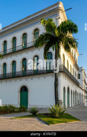 Fassade der Vila do Conde Villen in der Dämmerung, historischen Gebäuden, brasilianischer Kaffee Produktion goldene Periode, jetzt Gehäuse der Pele Museum, Santos, Brasilien. Stockfoto