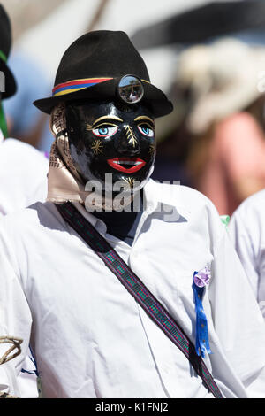 Juni 17, 2017 Pujili, Ecuador: Mann mit einem traditionellen bemalten Gesichtsmaske während des Corpus Christi Parade Stockfoto