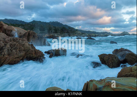 Sonnenuntergang über Point Lobos, und den nahenden Winter regen Sturm, Point Lobos State Naturpark, Kalifornien. Stockfoto