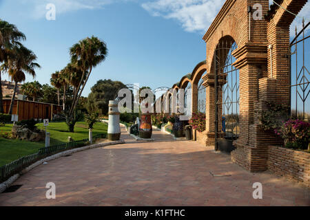 Oropesa del Mar, Spanien - 26. Juli 2016: Malerische Marina d'Or Garten im Oropesa del Mar Resort Stadt. Spanien Stockfoto