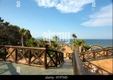 Oropesa del Mar, Spanien - 26. Juli 2016: Malerische Marina d'Or Garten im Oropesa del Mar Resort Stadt. Spanien Stockfoto