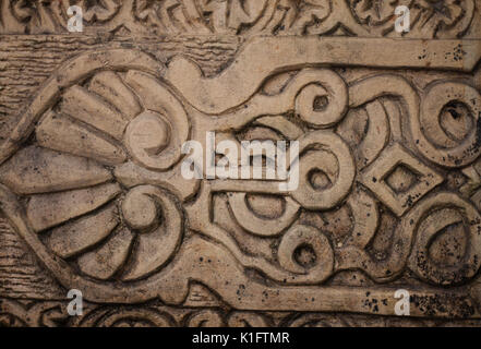 Ein Indonesien Skulptur auf Stein mit dunklen Stil und Muster detail Java Stockfoto