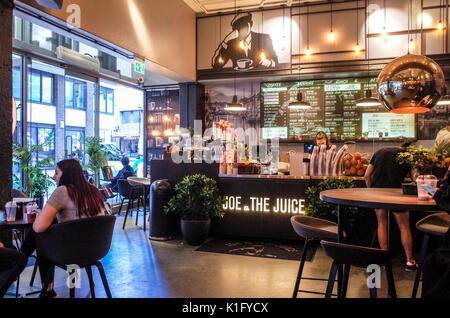 Joe & der Saft cafe in Soho in London - Innenansicht eines Londoner Niederlassung des Dänischen Kaffee und Saft cafe Kette Stockfoto