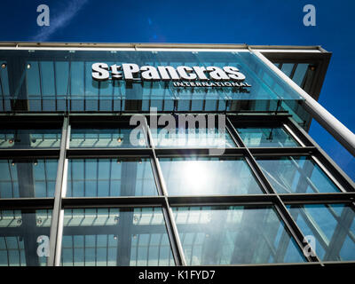 St Pancras International Train Station Sign in Central London UK - Endstation für die Eurostar-Züge nach Paris, Brüssel und darüber hinaus Stockfoto