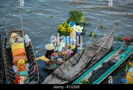 Cai Rang, Vietnam - Feb 2, 2016. Hölzerne Boote andocken am Fluss im Cai Rang, Vietnam. Schwimmender Markt von Cai Rang ist der alten traditionellen Markt von Sab Stockfoto