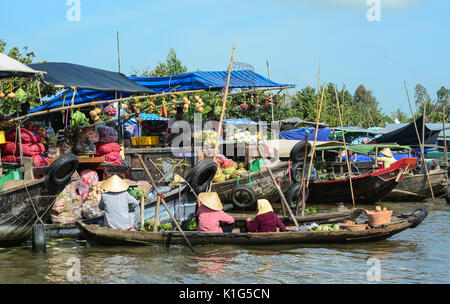 Can Tho, Vietnam - Feb 2, 2016. Menschen bei Cai Rang Floating Market auf dem Fluss in Can Tho, Vietnam. Can Tho ist bekannt für seine schwimmenden Markt festgestellt, und Bild Stockfoto