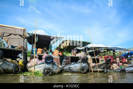 Can Tho, Vietnam - Feb 2, 2016. Menschen bei Cai Rang Floating Market auf dem Fluss in Can Tho, Vietnam. Can Tho liegt am südlichen Ufer des Hau Flusses, ein Stockfoto