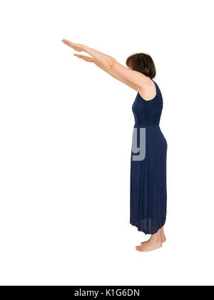 Reife Lady mit ausgestreckten Armen auf Weiß. Stretching, vielleicht ausüben. Stockfoto