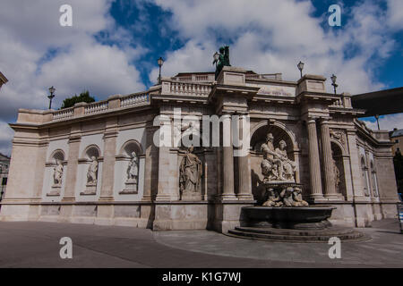 Neptunbrunnen in der Nähe von Albertina - ein Museum für zeitgenössische Kunst, Wien Stockfoto