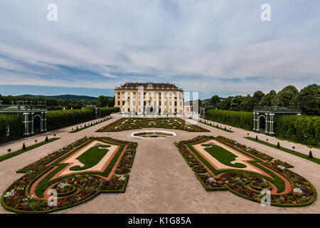 Die Seitenansicht des Schloss Schönbrunn, Wien Stockfoto