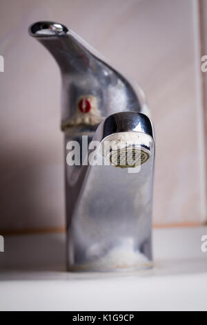 Alten undichten Wasserhahn mit Stein und Calcium Sedimente durch hartes Wasser. Stockfoto