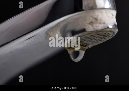 Alten undichten Wasserhahn mit Stein und Calcium Sedimente durch hartes Wasser. Stockfoto