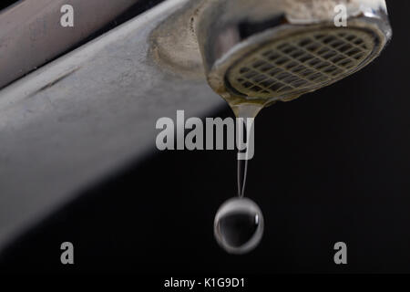 Alten undichten Wasserhahn mit Stein und Calcium Sedimente durch hartes Wasser. Stockfoto