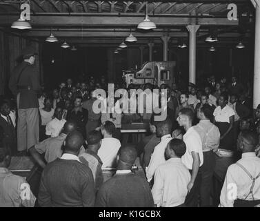 Inspektion der Verteidigung Schulen, Leutnant Harry W Harrison Ansprache an eine Gruppe von afroamerikanischen Studenten in Abwehr Schule Nummer 453, Baltimore, Maryland, 1942. Von der New York Public Library. Stockfoto